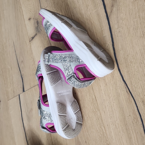 Size 2.5 girls light up sneakers and size 3 light up sketcher sandals - Picture 3 of 4